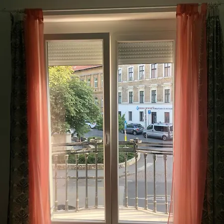 Pearl Maria * Budapeste